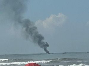 Perahu Nelayan Terbakar di Perairan Parangtritis Perahu Nelayan Terbakar di Perairan Parangtritis
