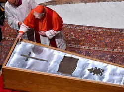 Peti Jenazah Paus Fransiskus Ditutup