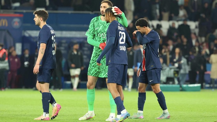 PARIS, FRANCE - APRIL 25: Gianluigi Donnarumma #1 and Bradley Barcola #29 of Paris Saint-Germain react after the defeat during the Ligue 1 match between Paris Saint-Germain and OGC Nice at Parc des Princes on April 25, 2025 in Paris, France. (Photo by Xavier Laine/Getty Images)