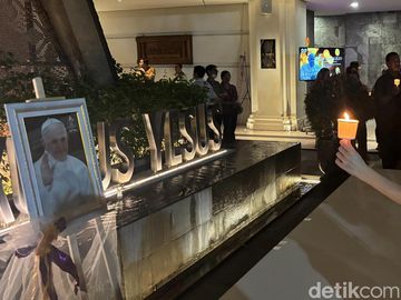 Doa dan Penyalaan 1.000 Lilin untuk Paus Fransiskus di Katedral Surabaya