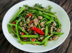 Resep Tumis Kangkung Ayam Cincang, Lauk Praktis untuk Bekal Resep Tumis Kangkung Ayam Cincang, Lauk Praktis untuk Bekal