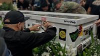 Deretan Musisi Melayat, Beri Penghormatan Terakhir Buat Ricky Seringai