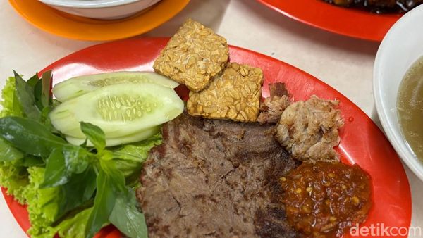 Catat! 8 Warung Kaki Lima Langganan Old Money di Jakarta hingga Solo