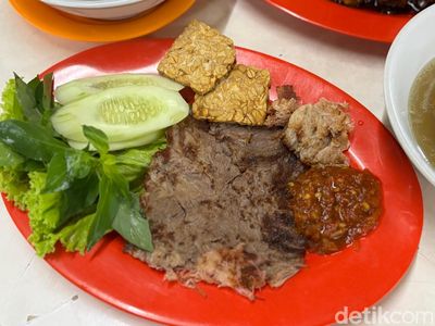 Catat! 8 Warung Kaki Lima Langganan Old Money di Jakarta hingga Solo