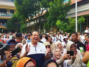 Video: Momen Keakraban Chairul Tanjung dengan Alumni SMAN 1 Boedoet Jakarta Video: Momen Keakraban Chairul Tanjung dengan Alumni SMAN 1 Boedoet Jakarta