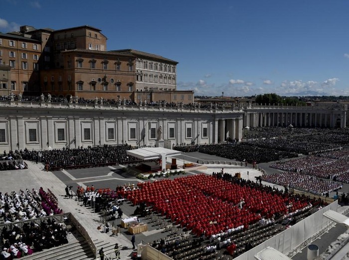 Suasana misa pemakaman Paus Fransiskus di Alun-alun Santo Petrus di Vatikan The book of the gospels lays on the coffin of late Pope Francis (C) during the funeral ceremony at St Peters Square in The Vatican on April 26, 2025. (Photo by Isabella BONOTTO / AFP)