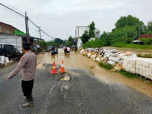 Tanggul Sungai Godo Jebol, Jalan di Gabus Pati Sempat Terendam Tanggul Sungai Godo Jebol, Jalan di Gabus Pati Sempat Terendam