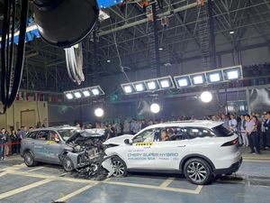 Brakkk!!! Begini Proses Uji Tabrak dan Uji Guling Mobil Chery Brakkk!!! Begini Proses Uji Tabrak dan Uji Guling Mobil Chery