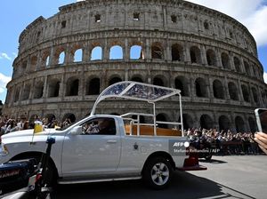 Lambaian Tangan Lautan Umat Saat Iring-iringan Jenazah Paus Fransiskus ke Roma Lambaian Tangan Lautan Umat Saat Iring-iringan Jenazah Paus Fransiskus ke Roma