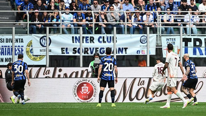 MILAN, ITALY - APRIL 27: Matias Soule of Roma scores goal during the Serie A match between Inter and Roma at Stadio Giuseppe Meazza on April 27, 2025 in Milan, Italy. (Photo by Image Photo Agency/Getty Images)
