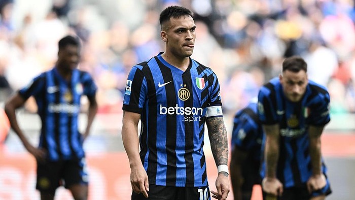 2212245737 MILAN, ITALY - APRIL 27: Lautaro Martinez of Internazionale reacts with disappointment during the Serie A match between FC Internazionale and AS Roma at Stadio Giuseppe Meazza on April 27, 2025 in Milan, Italy. (Photo by Image Photo Agency/Getty Images)