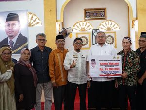 Andre Beri Bantuan Rp 75 Juta ke Musala Dinul Hidayah di Mata Air Padang Andre Beri Bantuan Rp 75 Juta ke Musala Dinul Hidayah di Mata Air Padang
