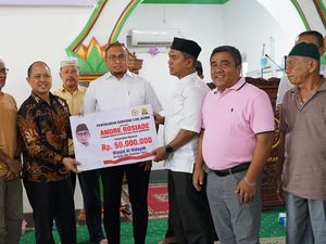 Andre Rosiade Beri Bantuan Rp 50 Juta ke Masjid Komplek KAI di Padang