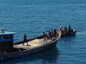 Bakamla Gagalkan Penyelundupan 30 Ton Pasir Timah di Selat Karimata Bakamla Gagalkan Penyelundupan 30 Ton Pasir Timah di Selat Karimata