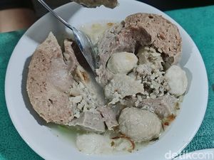 Yuk Jajan! Bakso Beranak Pak Gareng yang Laris Manis di Pulau Tidung