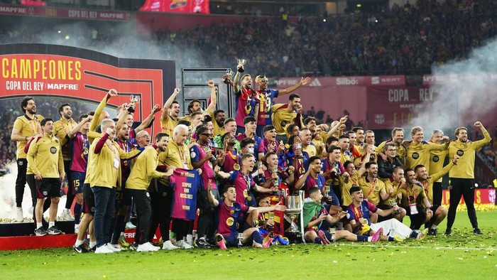 Barcelona Barcelona players celebrate with the trophy after winning the Spanish Copa del Rey final soccer match between Barcelona and Real Madrid at Estadio de La Cartuja stadium in Seville, Spain, Sunday, April 27, 2025. (AP Photo/Jose Breton)