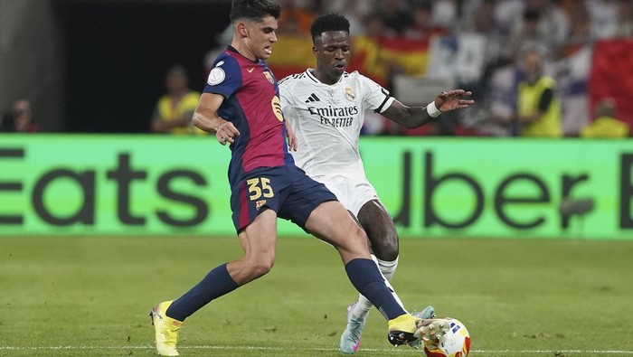 Seville, Spain - April 26: Vinicius Jr of Real Madrid CF and Gerard Martin of FC Barcelona battle for the ball during the Copa del Rey Final macht between FC Barcelona and Real Madrid at Estadio de La Cartuja on April 26, 2025 in Seville, Spain. (Photo by Manu Reino/DeFodi Images/DeFodi via Getty Images)