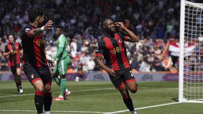 Bournemouths Antoine Semenyo, right, celebrates after scoring the opening goal during the English Premier League match at Vitality Stadium, Bournemouth, England, Sunday, April 27, 2025. (Adam Davy/PA via AP)
