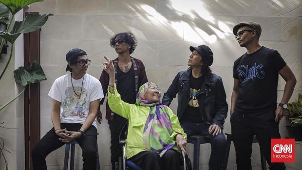 Bunda Iffet (tengah) bersama grup Slank, ketika ditemui di Potlot. Jakarta, Kamis, 10 Desember 2024