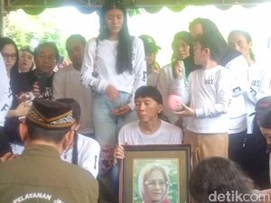 Kronologi Meninggalnya Bunda Iffet-Siapkan Seragam untuk Pemakaman Sejak 2017 Kronologi Meninggalnya Bunda Iffet-Siapkan Seragam untuk Pemakaman Sejak 2017