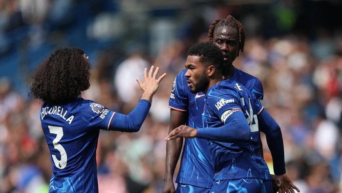 chelsea chelsea vs everton liga inggris premier league marc cucurella Soccer Football - Premier League - Chelsea v Everton - Stamford Bridge, London, Britain - April 26, 2025 Chelseas Marc Cucurella, Trevoh Chalobah and Reece James celebrate after the match Action Images via Reuters/Paul Childs EDITORIAL USE ONLY. NO USE WITH UNAUTHORIZED AUDIO, VIDEO, DATA, FIXTURE LISTS, CLUB/LEAGUE LOGOS OR LIVE SERVICES. ONLINE IN-MATCH USE LIMITED TO 120 IMAGES, NO VIDEO EMULATION. NO USE IN BETTING, GAMES OR SINGLE CLUB/LEAGUE/PLAYER PUBLICATIONS. PLEASE CONTACT YOUR ACCOUNT REPRESENTATIVE FOR FURTHER DETAILS..