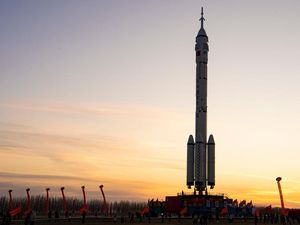 China Kirimkan Tiga Astronot ke Luar Angkasa