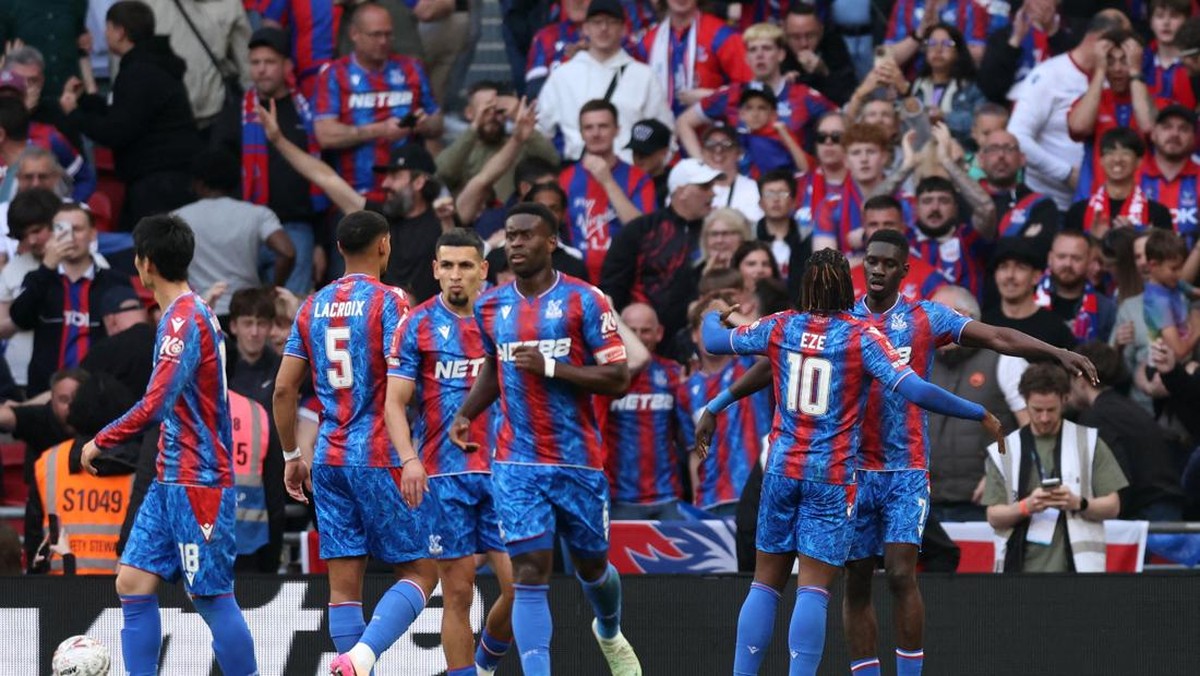 Crystal Palace melaju ke final Piala FA usai kalahkan Aston Villa 3-0 (REUTERS/David Klein)