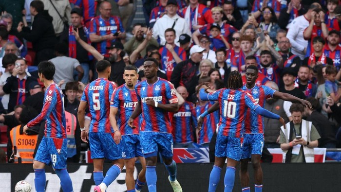 Crystal Palace vs Aston Villa Soccer Football - FA Cup - Semi Final - Crystal Palace v Aston Villa - Wembley Stadium, London, Britain - April 26, 2025 Crystal Palaces Ismaila Sarr celebrates scoring their second goal with teammates REUTERS/David Klein