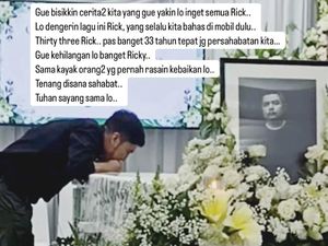 Momen Desta Bisikan Kenangan Persahabatan ke Jenazah Ricky Siahaan Momen Desta Bisikan Kenangan Persahabatan ke Jenazah Ricky Siahaan
