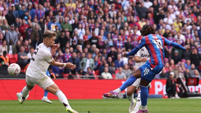 Eberechi Eze Soccer Football - FA Cup - Semi Final - Crystal Palace v Aston Villa - Wembley Stadium, London, Britain - April 26, 2025 Crystal Palaces Eberechi Eze scores their first goal REUTERS/David Klein