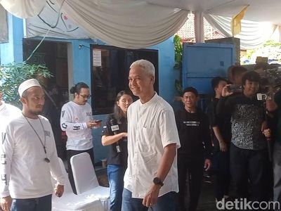 Ganjar Pranowo Melayat ke Rumah Duka Bunda Iffet di Markas Slank