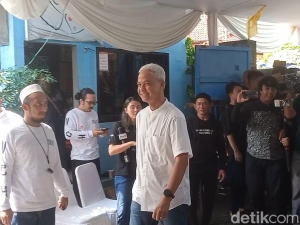 Ganjar Pranowo Melayat ke Rumah Duka Bunda Iffet di Markas Slank
