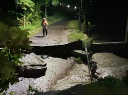 Jembatan di Cianjur Ambruk Diterjang Banjir, Akses 2 Kampung Terputus