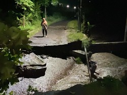 Jembatan di Cianjur Ambruk Diterjang Banjir, Akses 2 Kampung Terputus