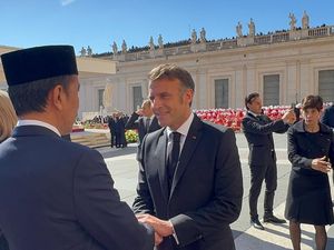 Jokowi Bertemu Macron-Trump di Vatikan, Dave Laksono: Beliau Kenal Akrab Jokowi Bertemu Macron-Trump di Vatikan, Dave Laksono: Beliau Kenal Akrab