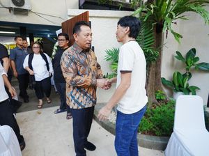 Kapolri Melayat ke Rumah Duka Bunda Iffet, Sampaikan Dukacita Mendalam