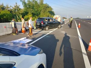 Avanza Terguling Usai Pecah Ban di Tol Nganjuk, 4 Orang Luka Avanza Terguling Usai Pecah Ban di Tol Nganjuk, 4 Orang Luka