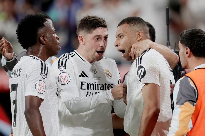 SEVILLA, SPAIN - APRIL 26: Kylian Mbappe of Real Madrid celebrates 1-1 with Vinicius Junior of Real Madrid, Federico Valverde of Real Madrid  during the Spanish Copa del Rey  match between Real Madrid v FC Barcelona at the Estadio de la Cartuja on April 26, 2025 in Sevilla Spain (Photo by Eric Verhoeven/Soccrates/Getty Images)