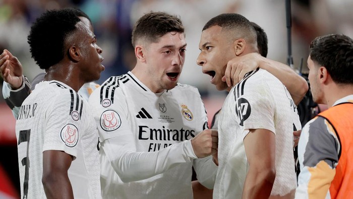 SEVILLA, SPAIN - APRIL 26: Kylian Mbappe of Real Madrid celebrates 1-1 with Vinicius Junior of Real Madrid, Federico Valverde of Real Madrid  during the Spanish Copa del Rey  match between Real Madrid v FC Barcelona at the Estadio de la Cartuja on April 26, 2025 in Sevilla Spain (Photo by Eric Verhoeven/Soccrates/Getty Images)