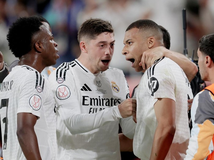 SEVILLA, SPAIN - APRIL 26: Kylian Mbappe of Real Madrid celebrates 1-1 with Vinicius Junior of Real Madrid, Federico Valverde of Real Madrid  during the Spanish Copa del Rey  match between Real Madrid v FC Barcelona at the Estadio de la Cartuja on April 26, 2025 in Sevilla Spain (Photo by Eric Verhoeven/Soccrates/Getty Images)