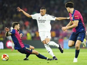 Kylian Mbappe Kok Baru Main di Babak Kedua? Kylian Mbappe Kok Baru Main di Babak Kedua?