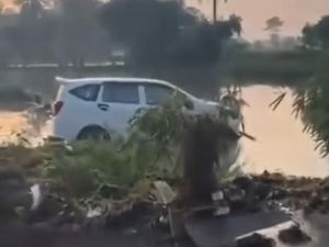 Mobil Hanyut hingga Terjebak di Tengah Sawah Cianjur Mobil Hanyut hingga Terjebak di Tengah Sawah Cianjur