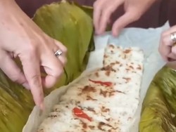 Disuguhi Nasi Liwet Gulung Daun Pisang, Bule Inggris Ini Takjub!