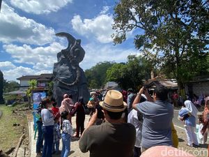 Pedagang Raup Cuan Berkat Viral Patung Biawak Mirip Asli di Wonosobo