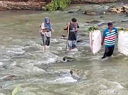 Melawan Arus, Perjuangan Guru dan Siswa Menyebrangi Sungai Cikaso