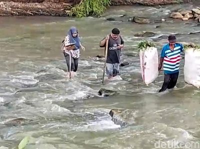 Melawan Arus, Perjuangan Guru dan Siswa Menyebrangi Sungai Cikaso