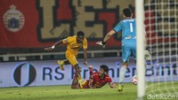 Semen Padang membuka keunggulan pada menit ke-19 melalui gol Firman Juliansyah. Menjelang akhir babak pertama, Bruno Gomes menggandakan keunggulan tim tamu pada menit ke-44 setelah memanfaatkan umpan tarik dari Cornelius Stewart.