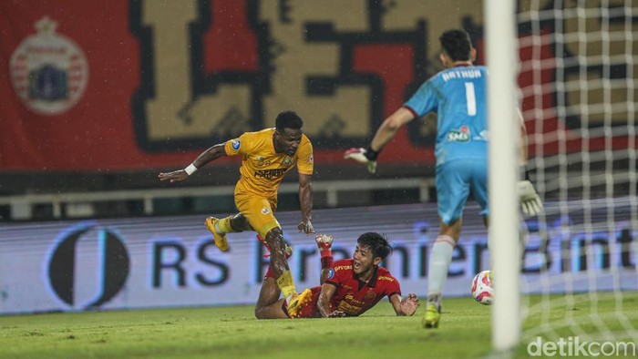 Persija Terpeleset 0-2 di Laga Kandang Lawan Semen Padang Persija Jakarta harus menelan kekalahan 0-2 dari Semen Padang dalam lanjutan pekan ke-30 BRI Liga 1 2024/2025 yang berlangsung di Stadion Pakansari, Bogor, Minggu (27/4/2025) malam WIB. Kekalahan ini membuat Persija tetap berada di peringkat kelima klasemen sementara dengan 47 poin, sementara Semen Padang naik ke posisi 16 dengan 28 poin.