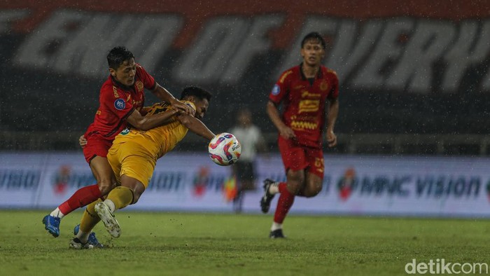 Persija Terpeleset 0-2 di Laga Kandang Lawan Semen Padang Persija Jakarta harus menelan kekalahan 0-2 dari Semen Padang dalam lanjutan pekan ke-30 BRI Liga 1 2024/2025 yang berlangsung di Stadion Pakansari, Bogor, Minggu (27/4/2025) malam WIB. Kekalahan ini membuat Persija tetap berada di peringkat kelima klasemen sementara dengan 47 poin, sementara Semen Padang naik ke posisi 16 dengan 28 poin.
