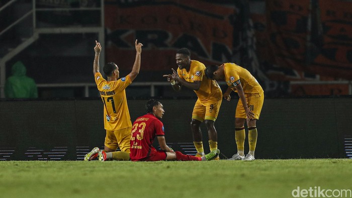 Persija Terpeleset 0-2 di Laga Kandang Lawan Semen Padang Persija Jakarta harus menelan kekalahan 0-2 dari Semen Padang dalam lanjutan pekan ke-30 BRI Liga 1 2024/2025 yang berlangsung di Stadion Pakansari, Bogor, Minggu (27/4/2025) malam WIB. Kekalahan ini membuat Persija tetap berada di peringkat kelima klasemen sementara dengan 47 poin, sementara Semen Padang naik ke posisi 16 dengan 28 poin.